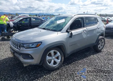 2022 Jeep Compass Latitude 4X4 z USA, uszkodzony, nr VIN 3C4NJDBB9NT135223